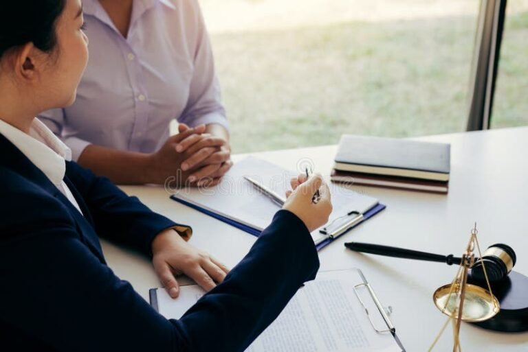 un abogado asesorando a un cliente preocupado