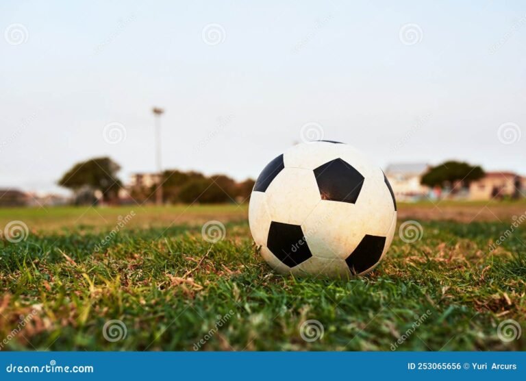 un balon de futbol en un campo vacio