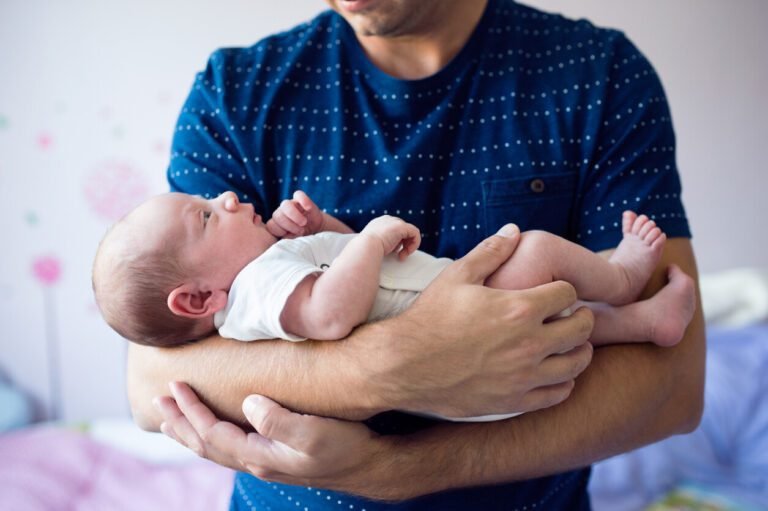 un bebe recien nacido en brazos