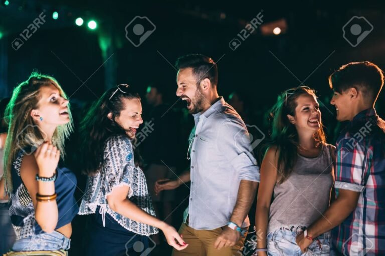 un grupo de amigos en un concierto