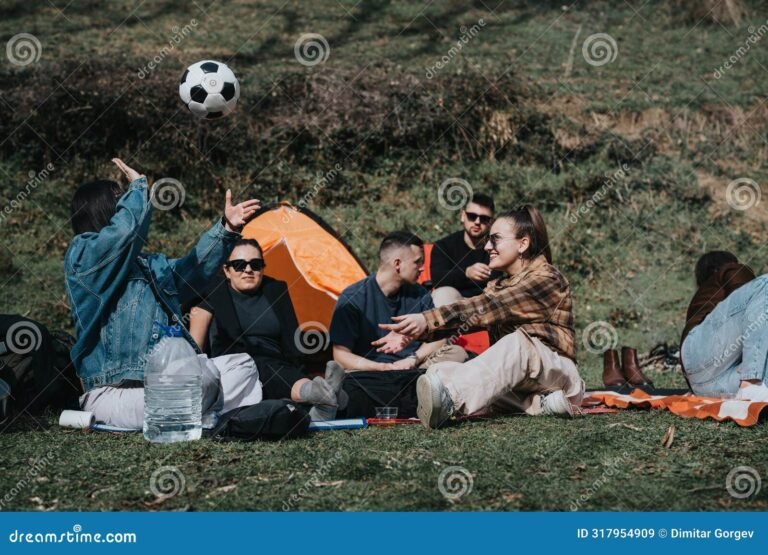 un grupo disfrutando un partido de futbol