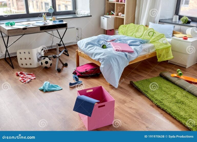 un hogar desordenado con objetos dispersos