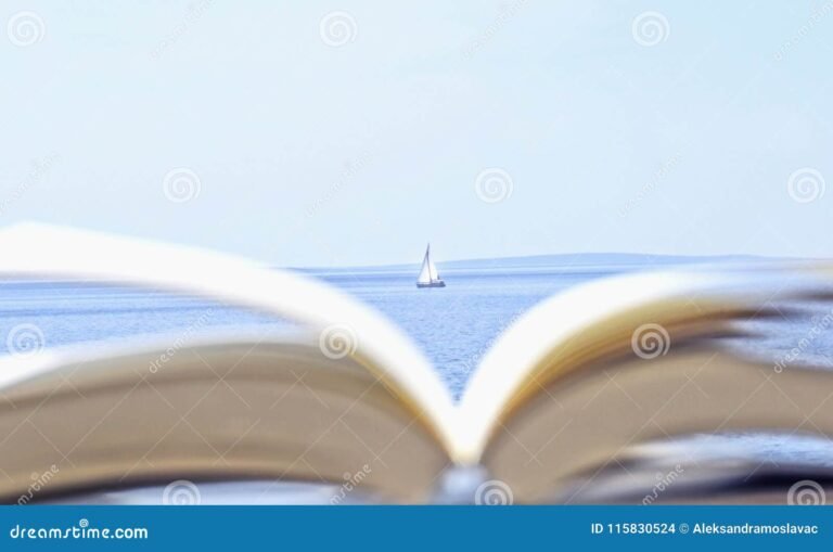 un libro abierto junto al mar