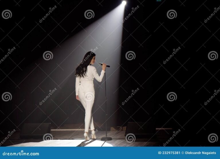 una mujer cantando en un escenario iluminado