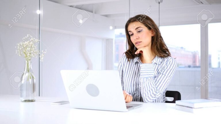 una mujer mirando una pantalla de video