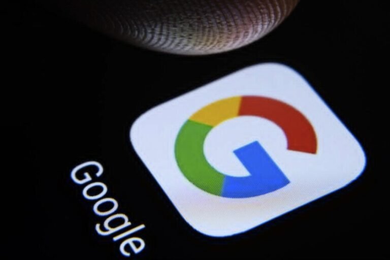 una persona mirando un logo de google