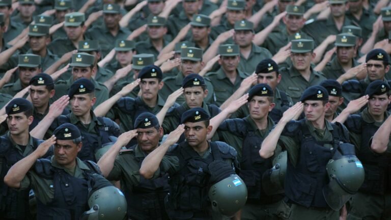 uniforme de gendarmeria nacional argentina en accion