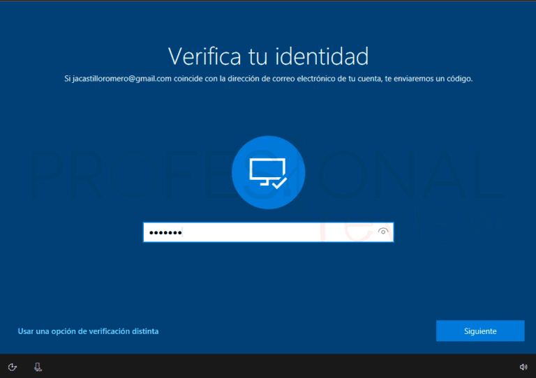 usuario intentando recuperar contrasena en laptop