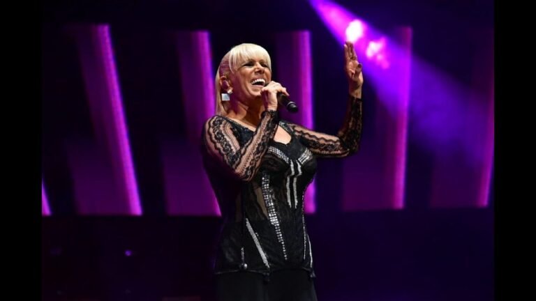 valeria lynch en un escenario musical