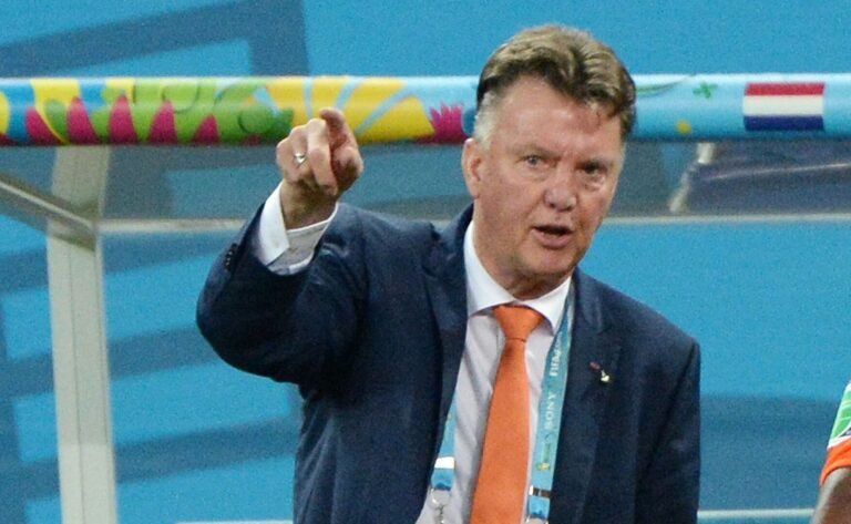 van gaal dirigiendo un partido de futbol