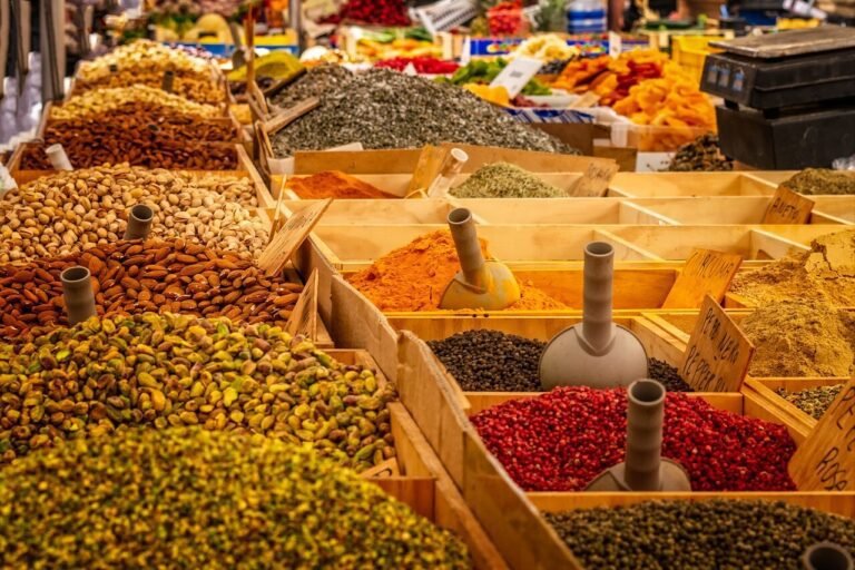 variedad de productos en un mercado local