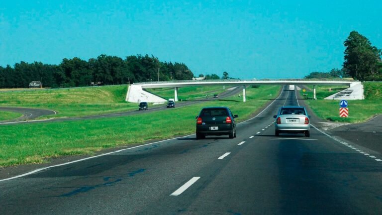 vehiculos en una carretera argentina vacia