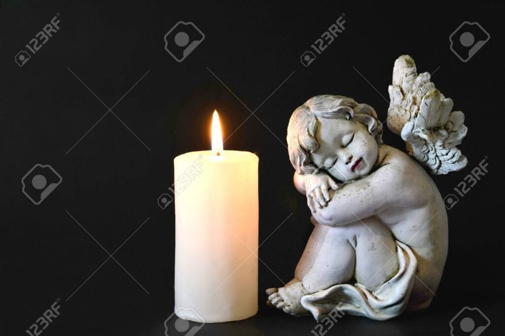 Cuál es la oración más poderosa al Gauchito Antonio Gil 1 velas encendidas junto a una estatuilla