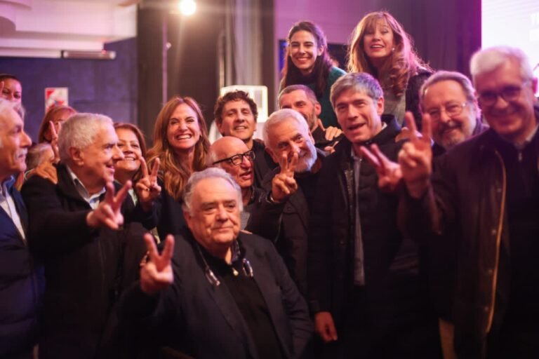 victoria tolosa paz en un evento politico