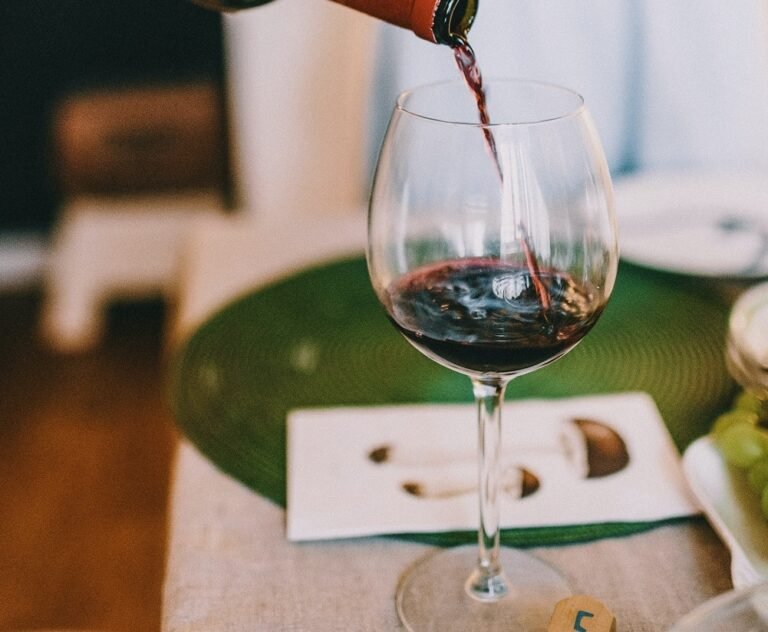 vino tinto en copas sobre una mesa