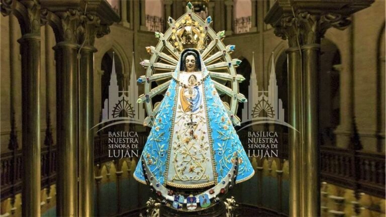 virgen de lujan rodeada de devotos