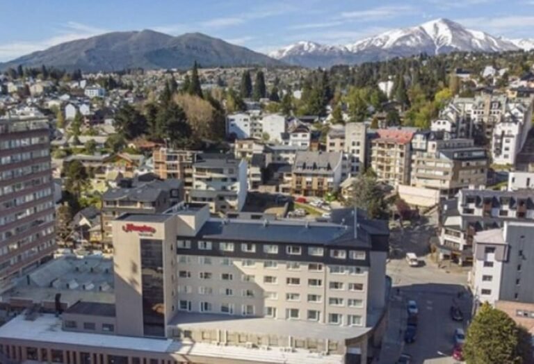 vista del hotel hampton by hilton bariloche