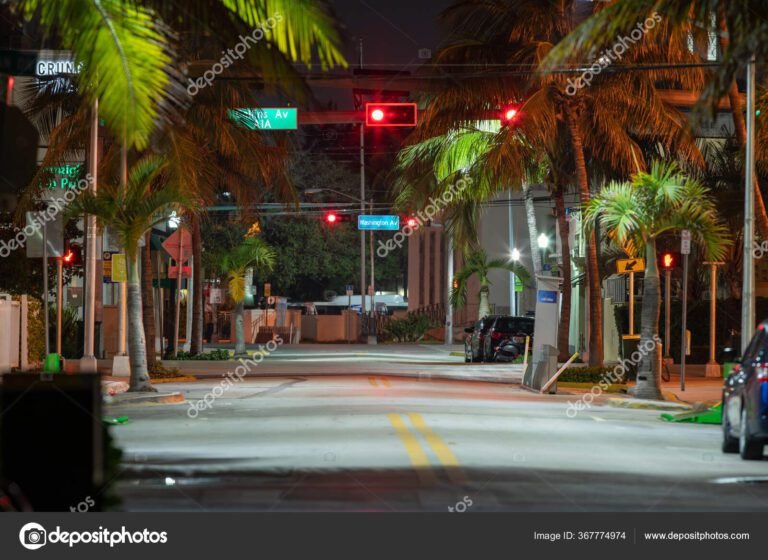 Qué impacto tiene el toque de queda en Miami Beach para los residentes 28 vista nocturna de miami beach vacia