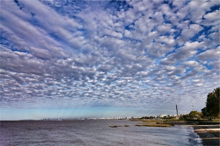 vista panoramica de buenos aires con nubes