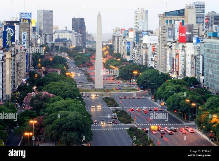 Qué lugares interesantes puedo visitar en la Avenida 9 de Julio 23 vista panoramica de la avenida 9 de julio
