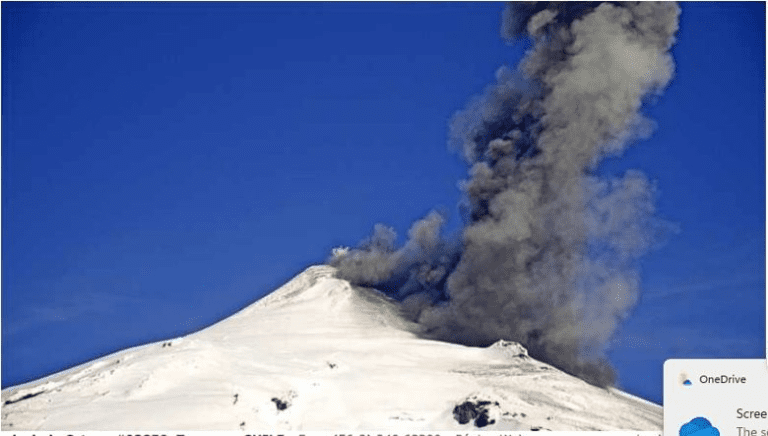 volcan villarrica con humo y lava