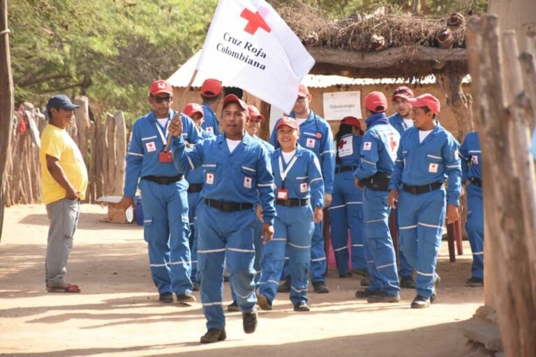 voluntarios de la cruz roja en accion
