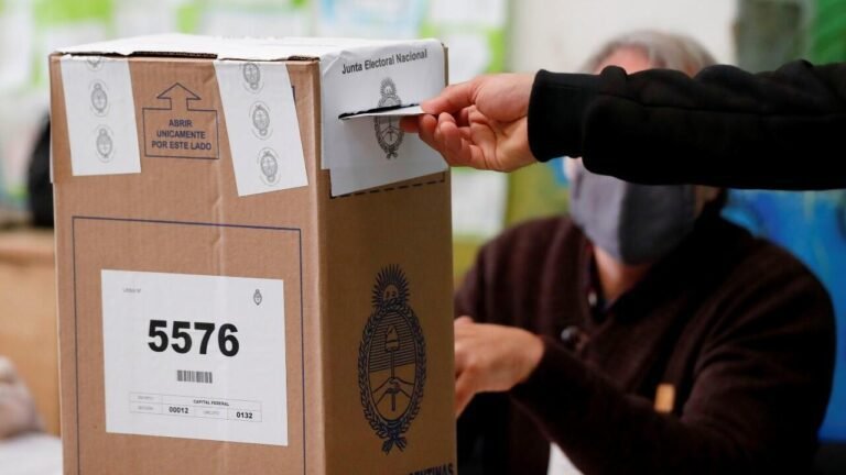 votantes en una urna electoral argentina