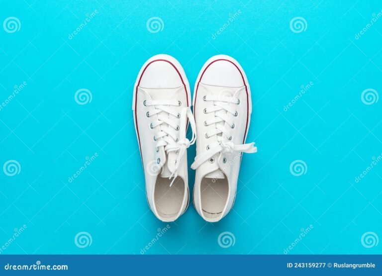 zapatillas blancas sobre fondo minimalista