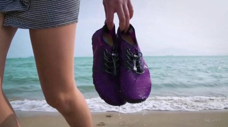 zapatillas de agua en la playa